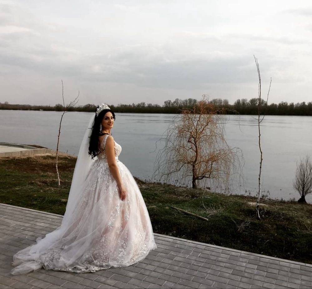 Весільна красива сукня