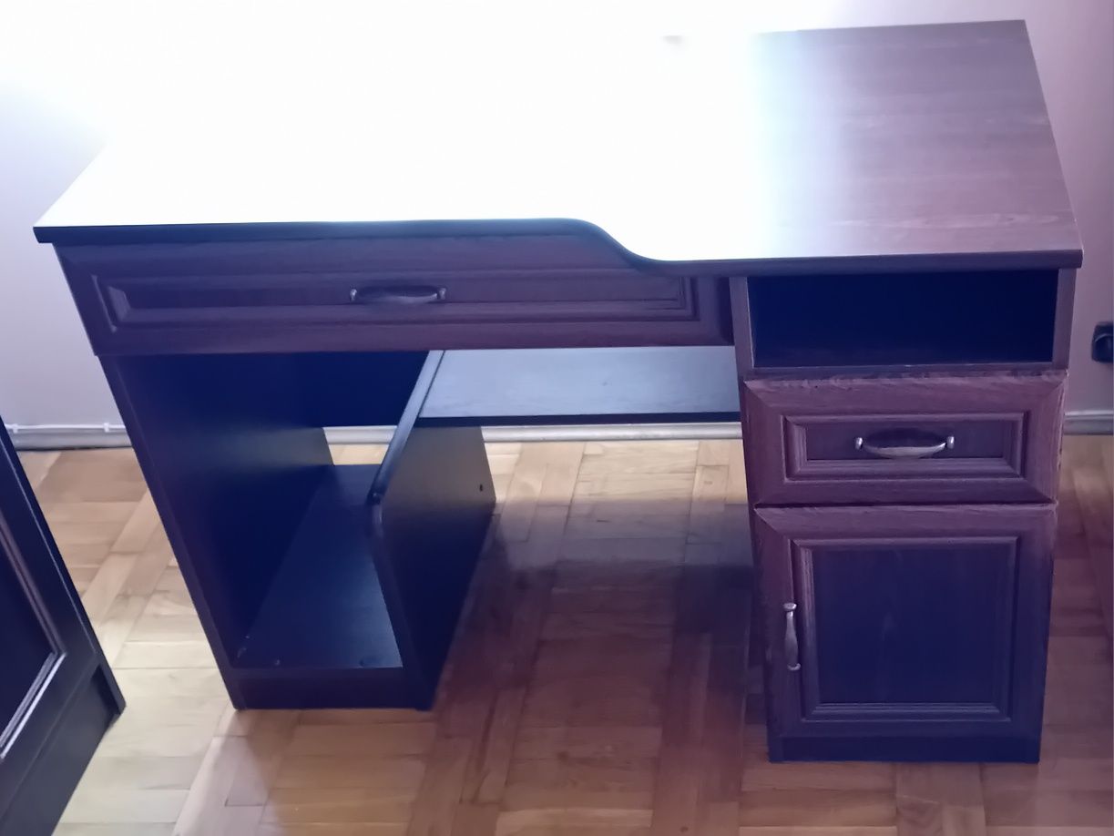 Biurko z półką na komputer  szufladami i szafką