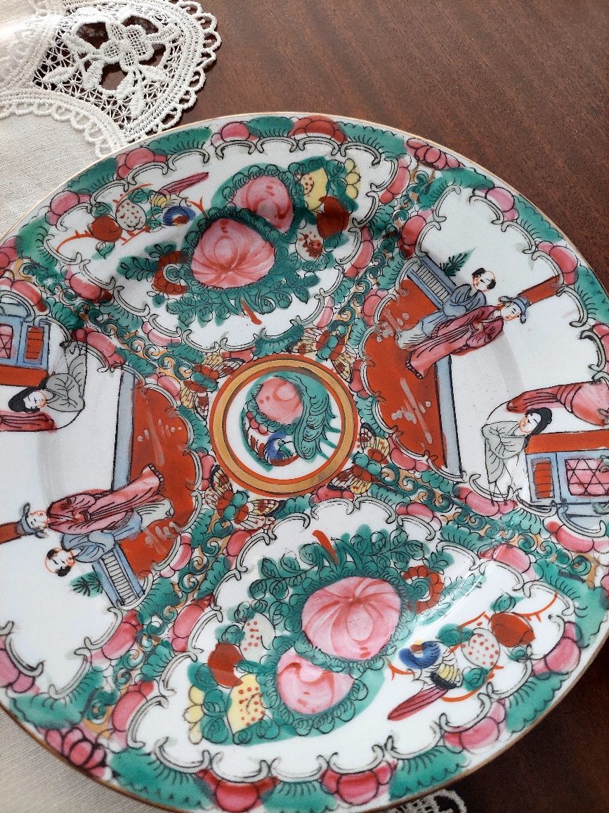 Pratos e potes de porcelana chinesa e japonesa