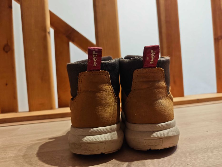 Botas levis em bom estado