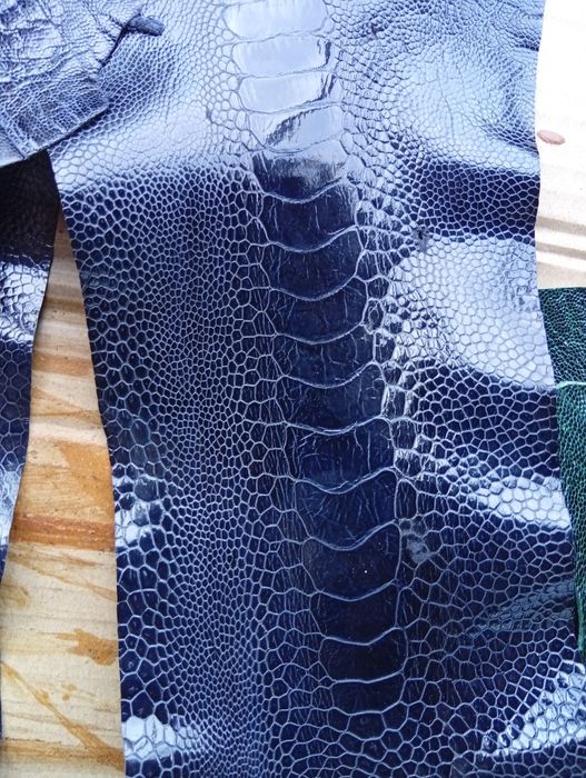 Экзотика, кожа страуса,также есть кожа угря состроченная, и игуаны