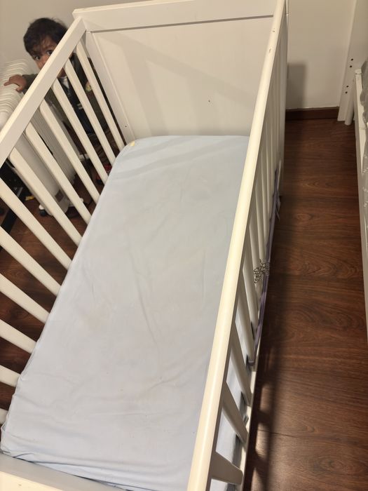 Berço e colchão com capa