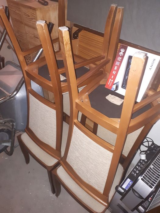 4 krzesła plus rozkładany duży stół