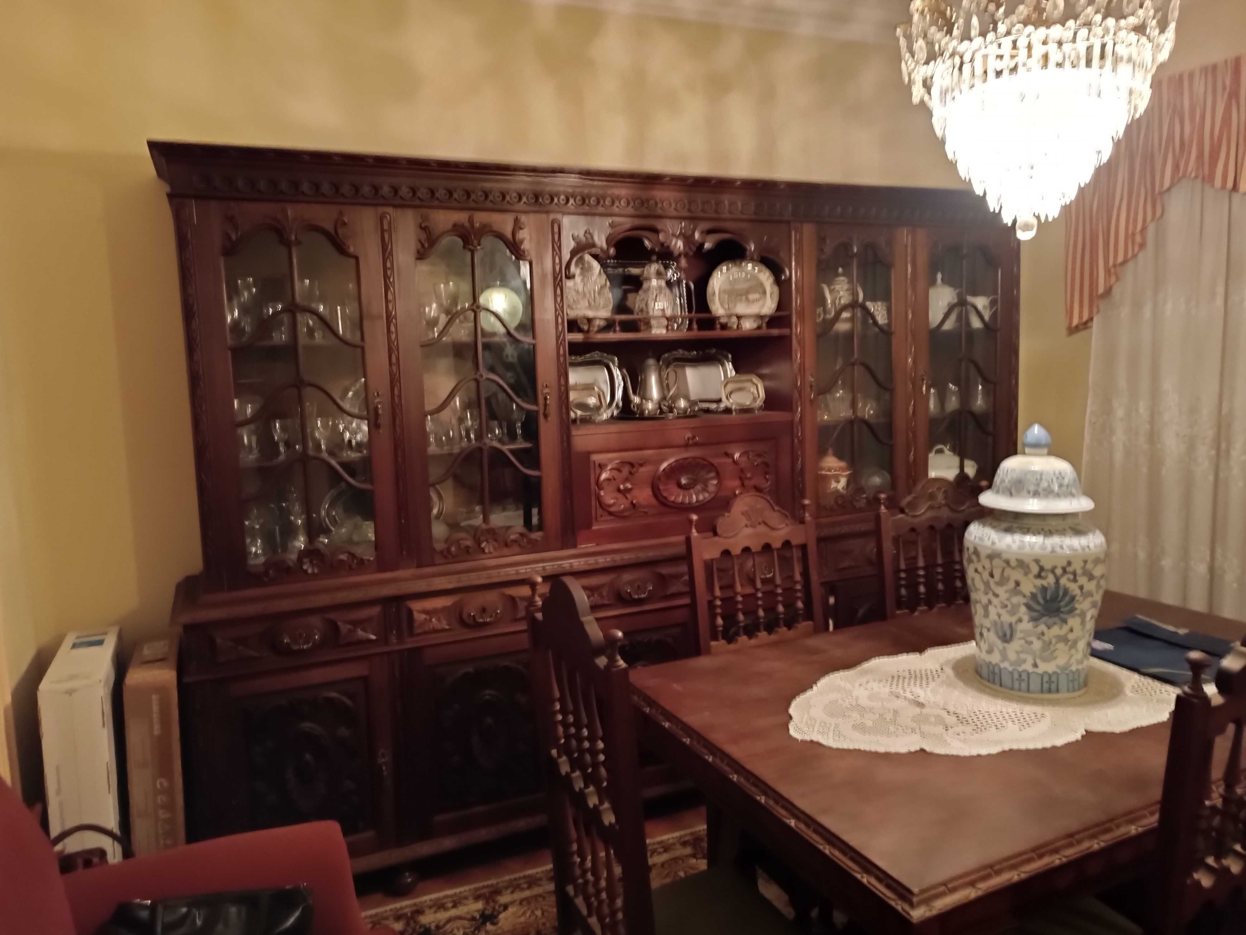 Móvel de sala com mesa e cadeiras