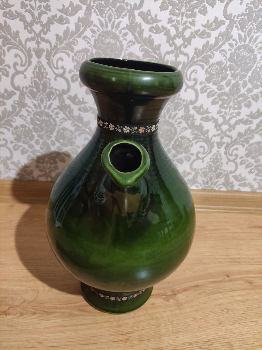 Ceramiczny zielony wazon
