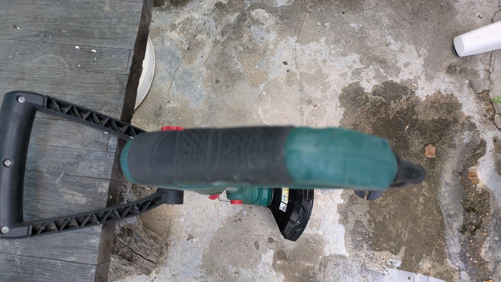 Máquina de cortar relva e roçadora  ,trabalha só que já não tenho .