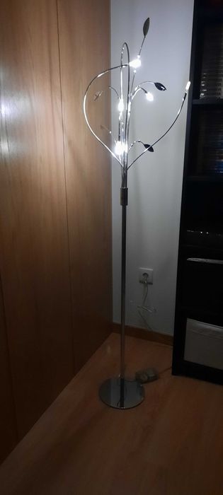 Candeeiro de pé em metal