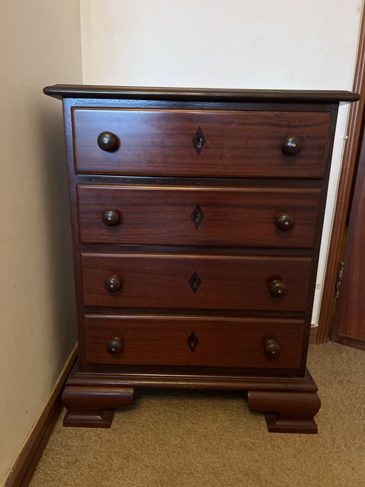 Duas mesinhas de cabeceira