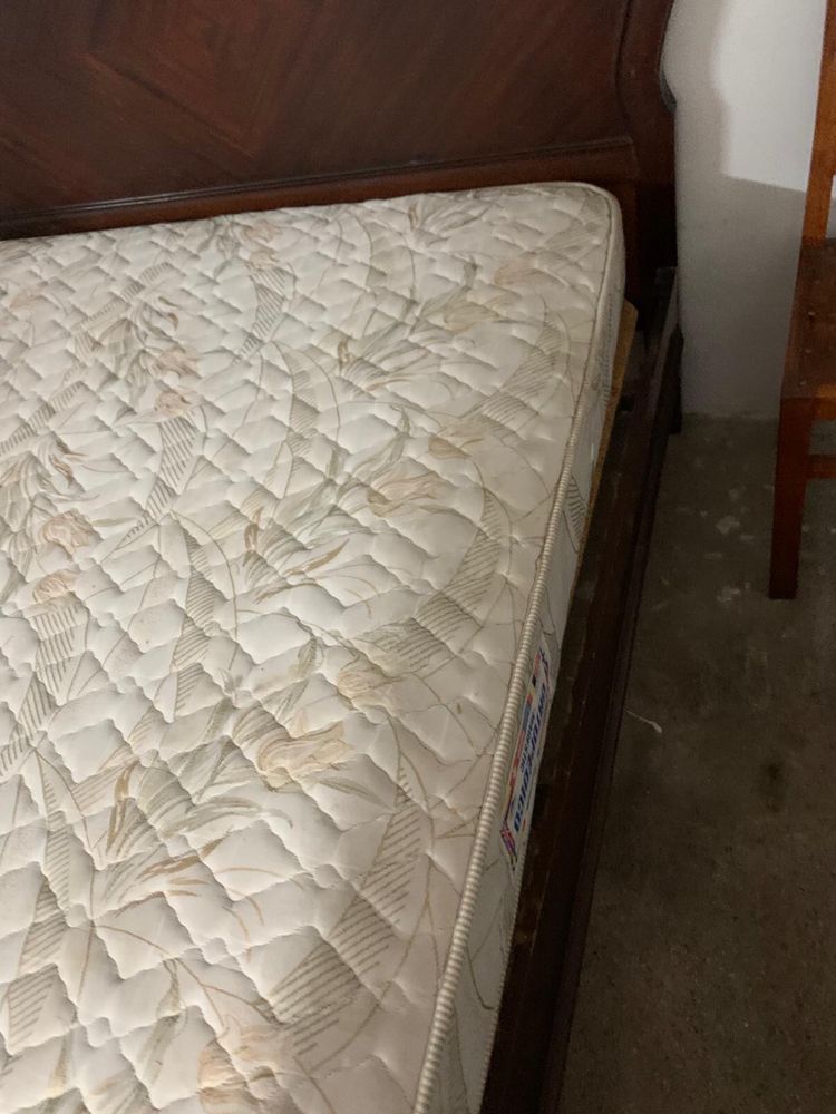 Cama de casal em madeira