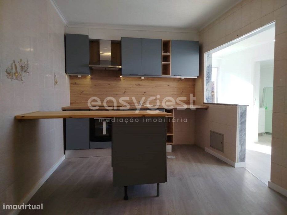 Moradia totalmente remodelada situada na Carapinheira da Serra, Coi...