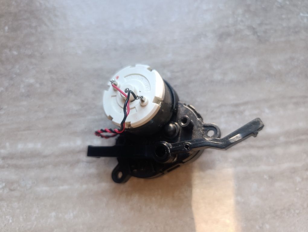 Silnik kompletny szczotki zgarniajacej Lewej iRobot Roomba Combo R1138