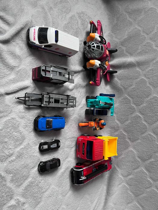 Zestaw zabawkowych pojazdów