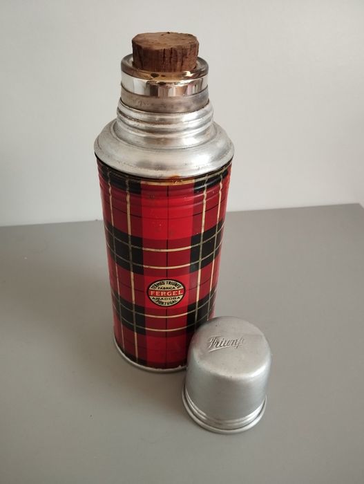 Termo e lata de bolacha triunfo