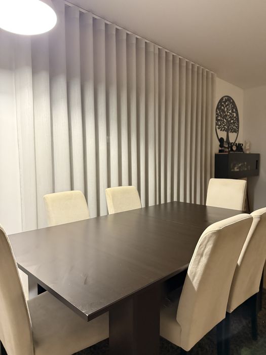 Vende-se mesa de madeira e seis cadeiras