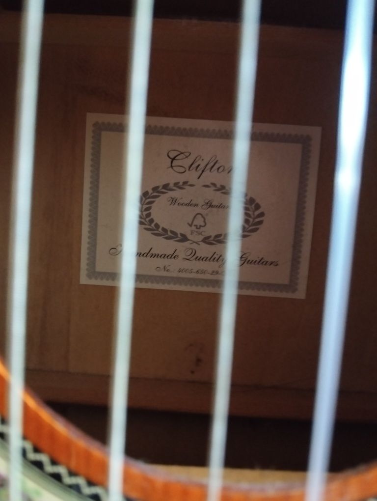 Guitarra em bom estado