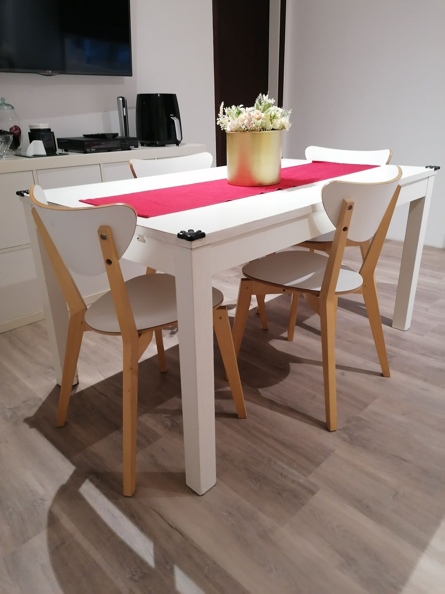 Mesa de refeição extensivel.