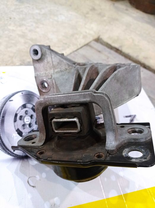 Опора двигуна Ніссан Кашкай