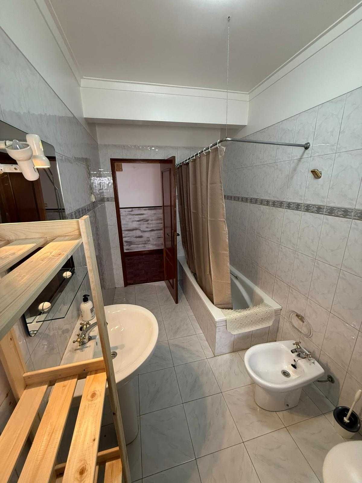 Quarto para arrendar a estudantes em moradia – Almada