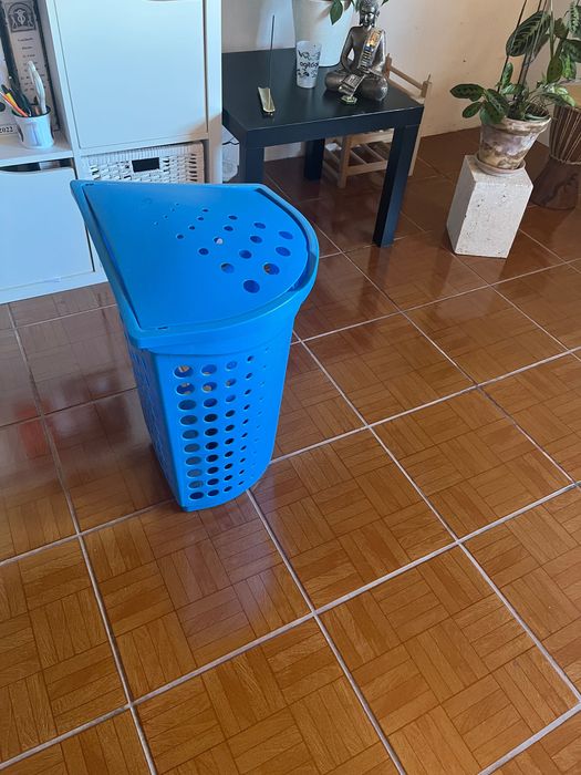 Cesto de roupa azul