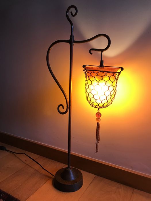 Candeeiro de pé (em metal)