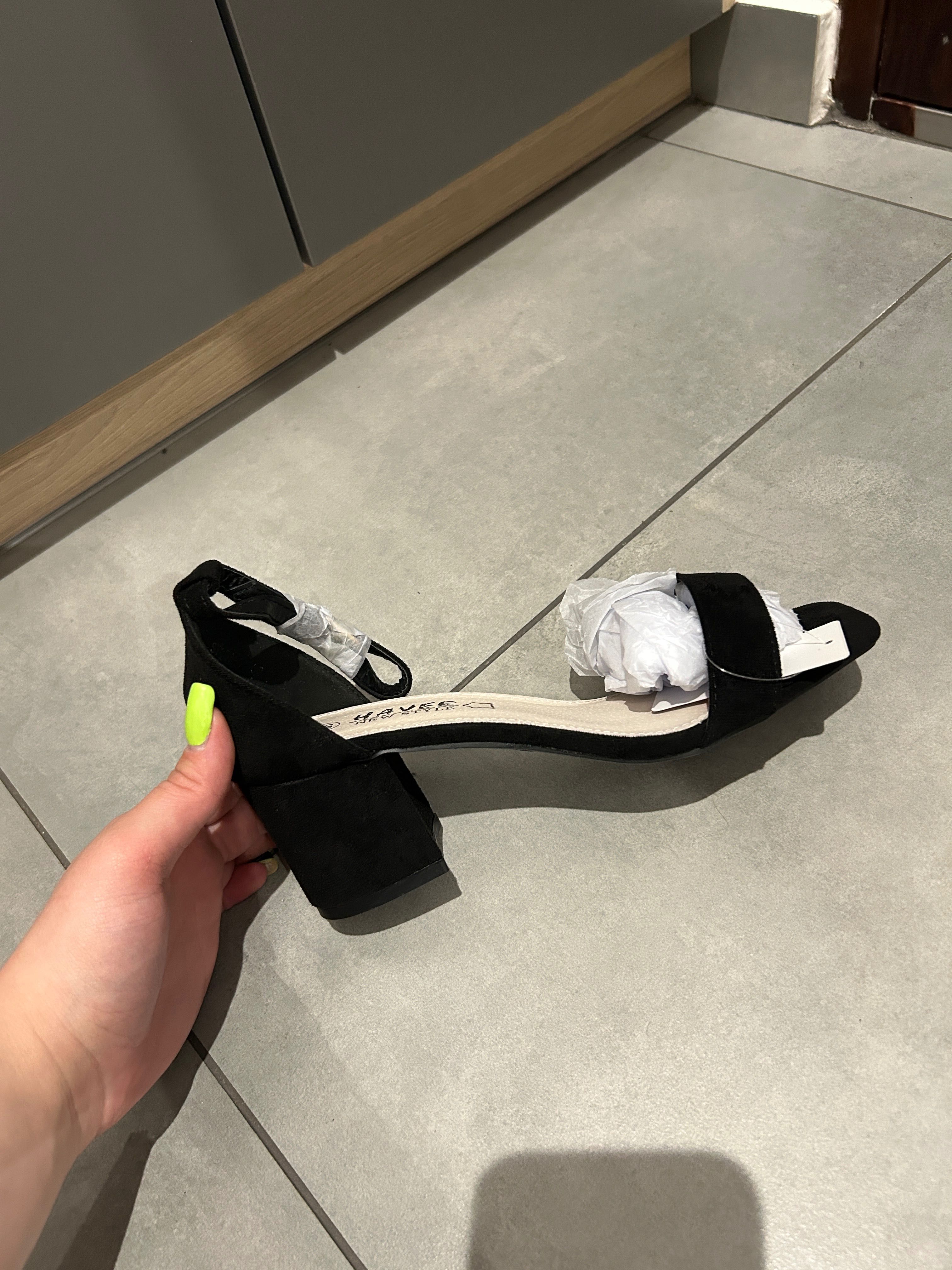 Buty na słupku. Nowe, tylko przymierzone.