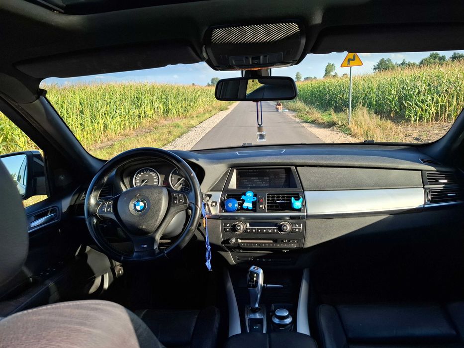 Sprzedam BMW X5! Stan bardzo dobry, gotowe do jazdy.