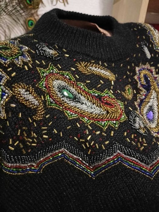 Вінтажний жіночий теплий світер з вишивкою,вʼязана жіноча кофта