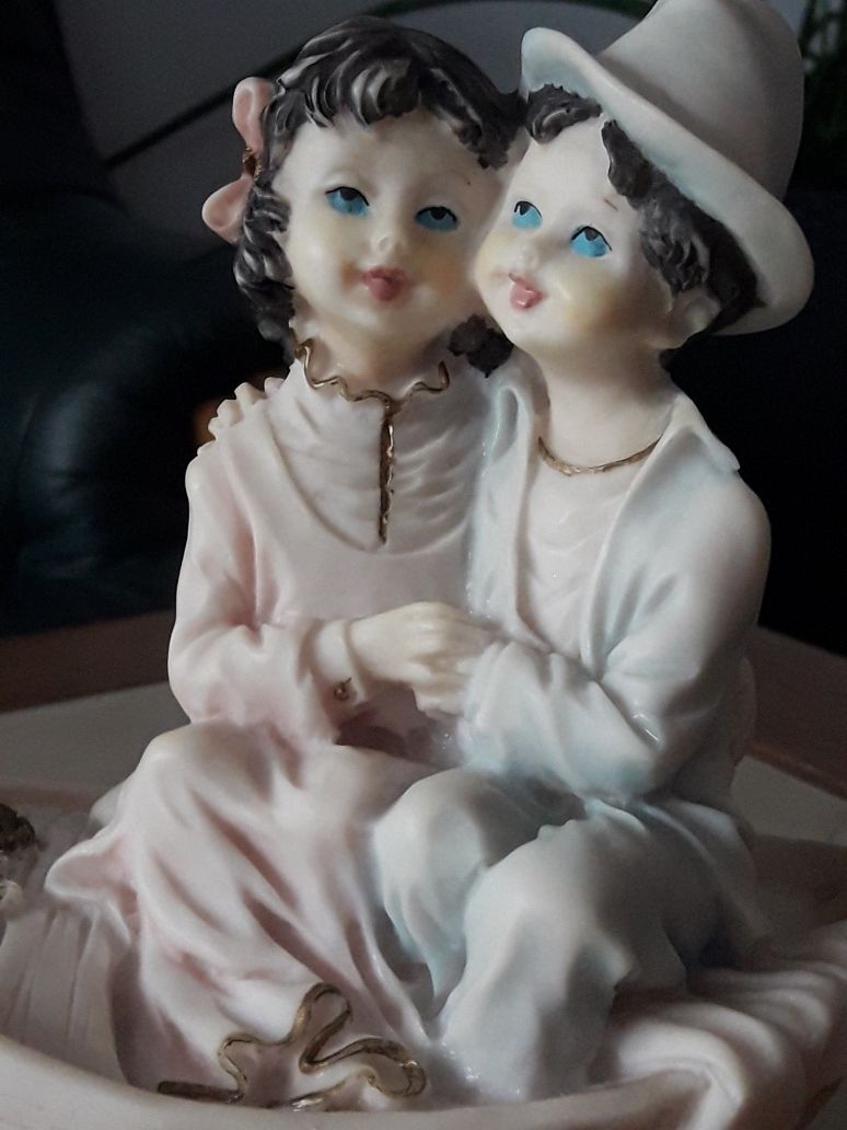 Włoska figurka para zakochanych na łodzi - alabaster