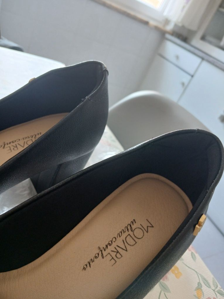 Sapatos 36 pele com palmilha conforto