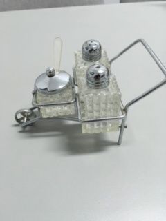 Conjunto galheteiro e saleiro antigo