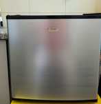 Mała srebrna lodówka Haier 51 cm