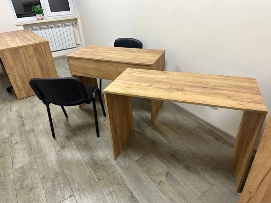 Офісні стільці та столи в асортименті