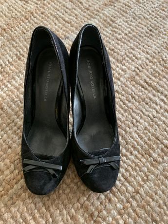 Sapatos salto alto pretos com laço