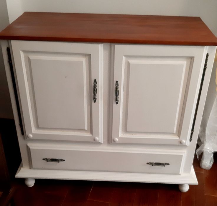 Armario branco em madeira tampo madeira