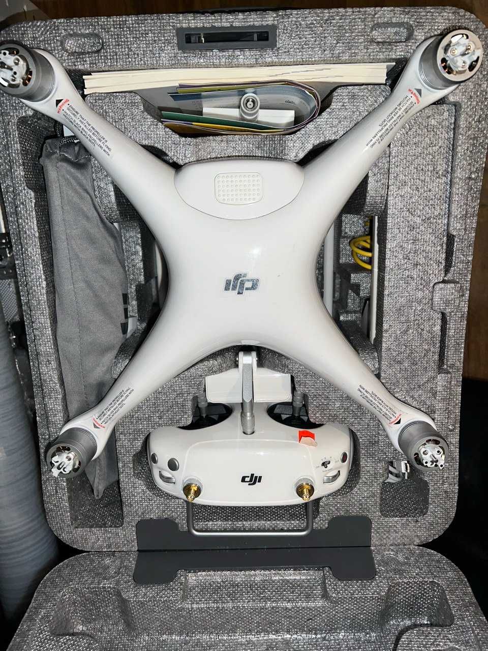 Професійний квадрокоптер DJI Phantom 4