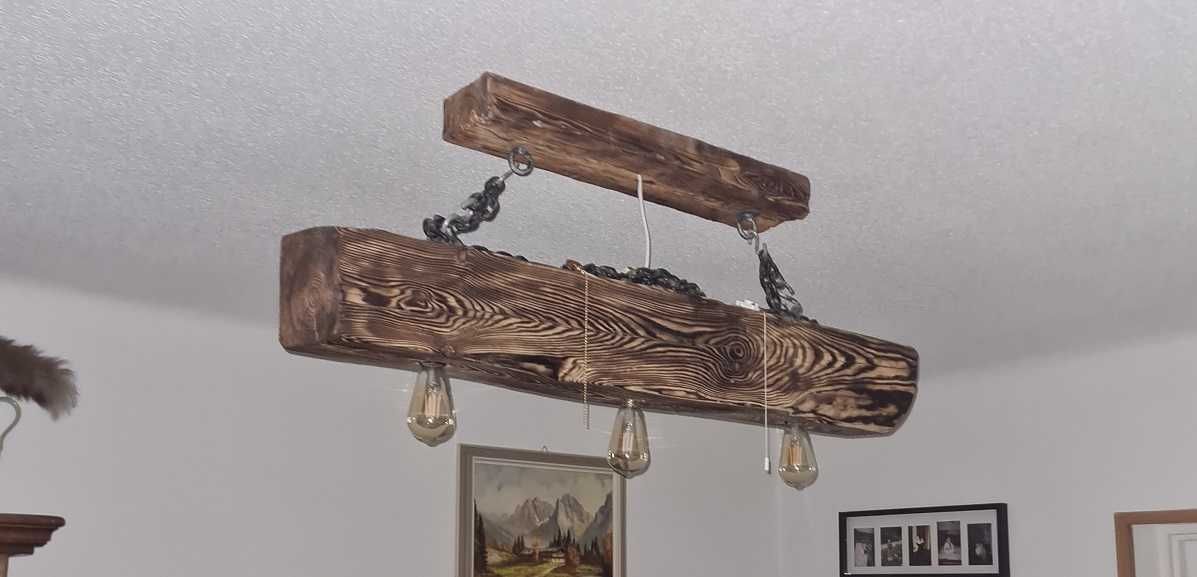Lampa ze starej drewnianej belki, ręcznie robiona.