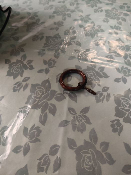 Vendo várias argolas para cortinados com os assessórios