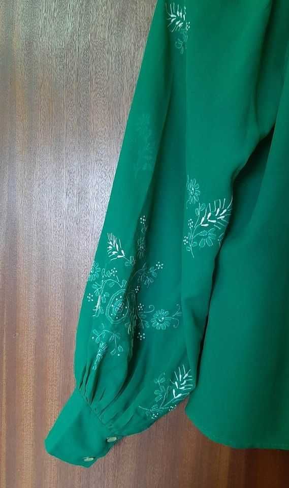 Blusa vintage verde de seda com bordado da Madeira em branco.