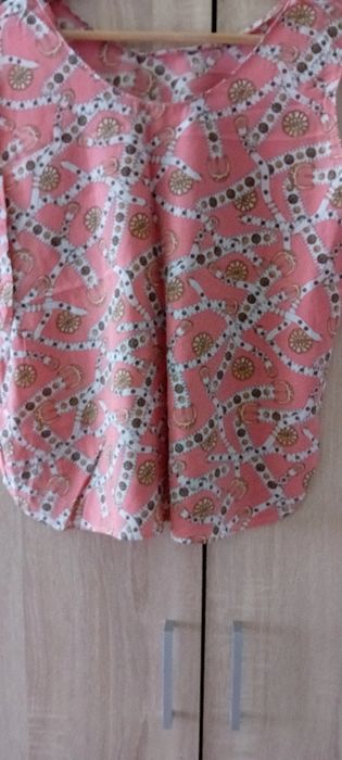 Bluzka damska kilkokolorowa rozmiar M.Na szerokich ramiączkach.