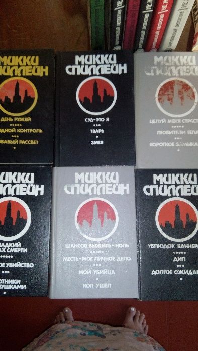 Продам детективы, триллеры, бестселлеры в твердом переплете.