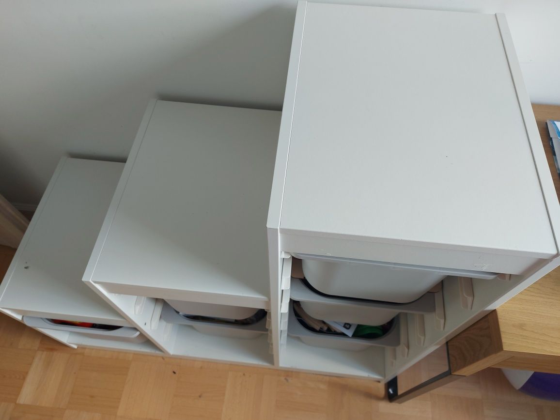 Regał Ikea z pojemnikami