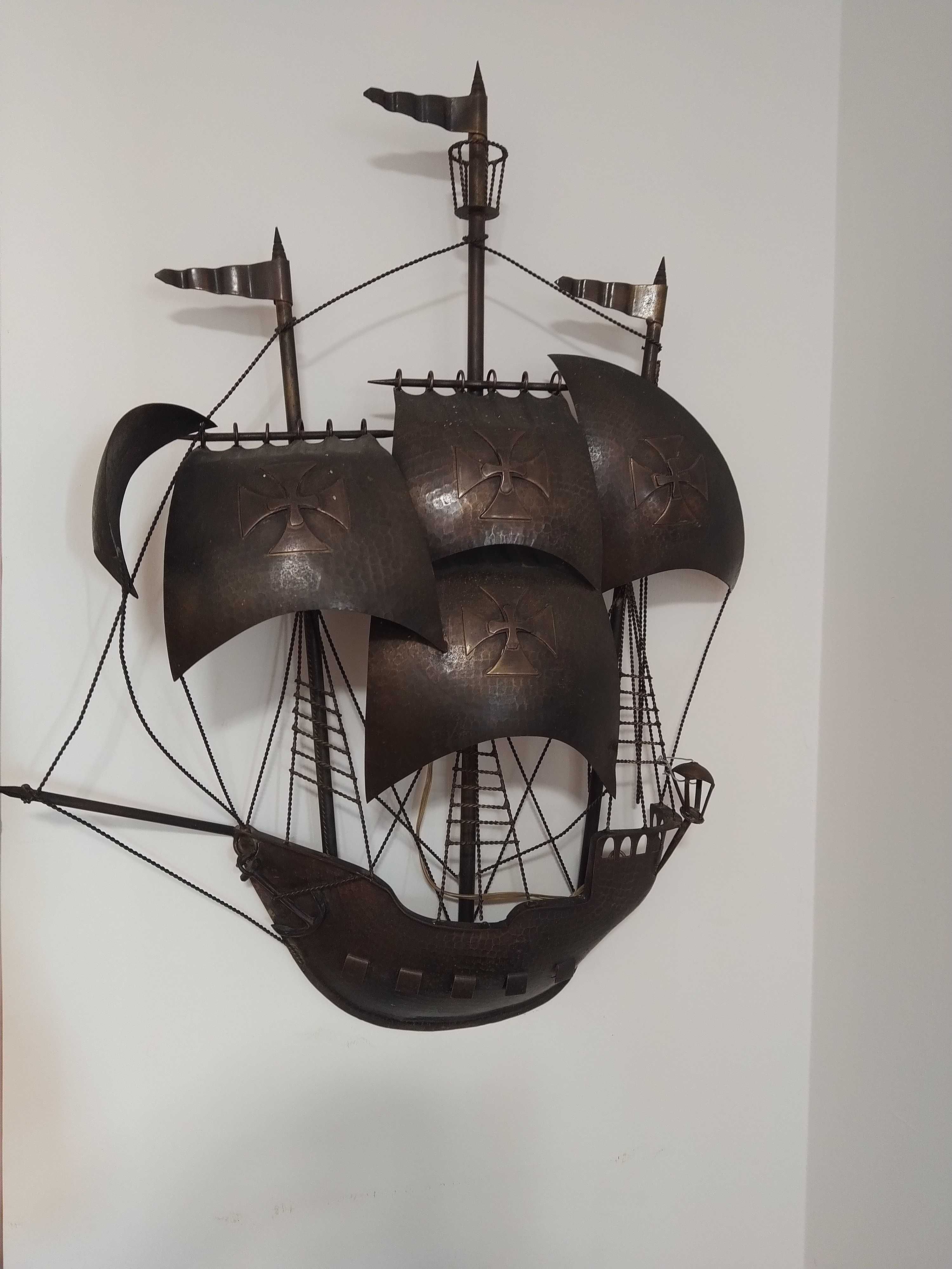 Antigo candeeiro, Caravela Portuguesa. Ferro e metal trabalhado. Arte