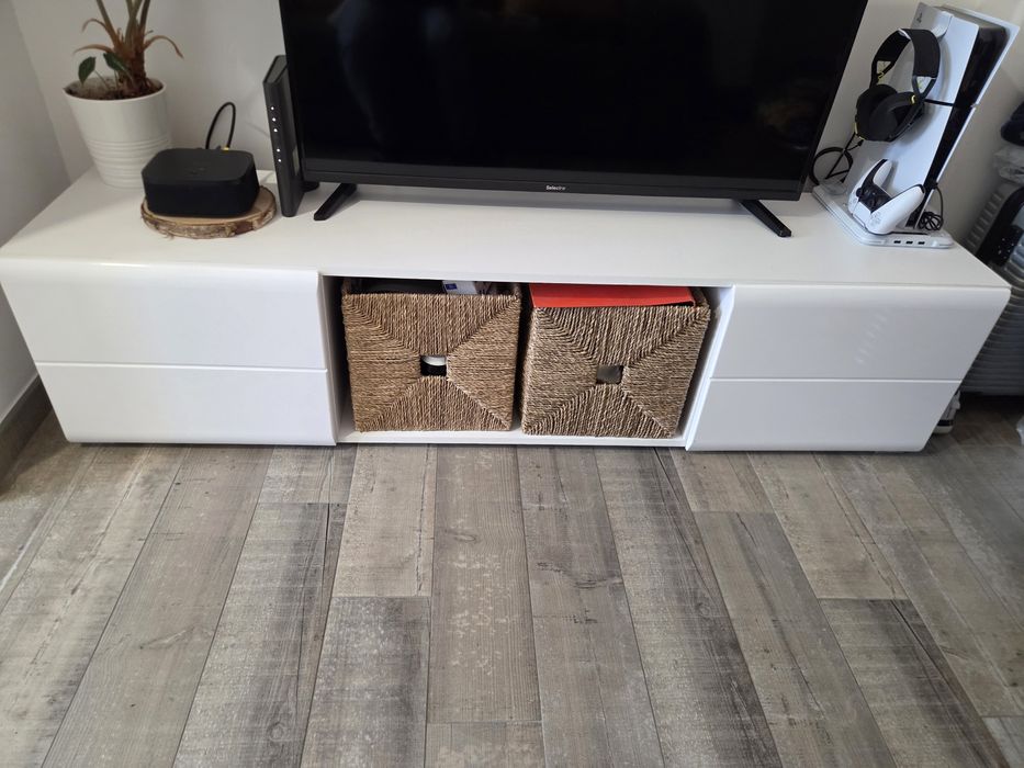 Painel de TV branco, portas em branco brilhante + 2 cubos IKEA