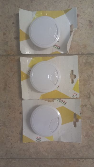 Passa cabos para tampo de secretária branco