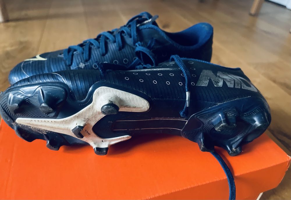 Skórzane buty korki do piłki nożnej Nike 35