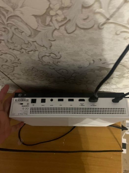 В продаже Xbox one s