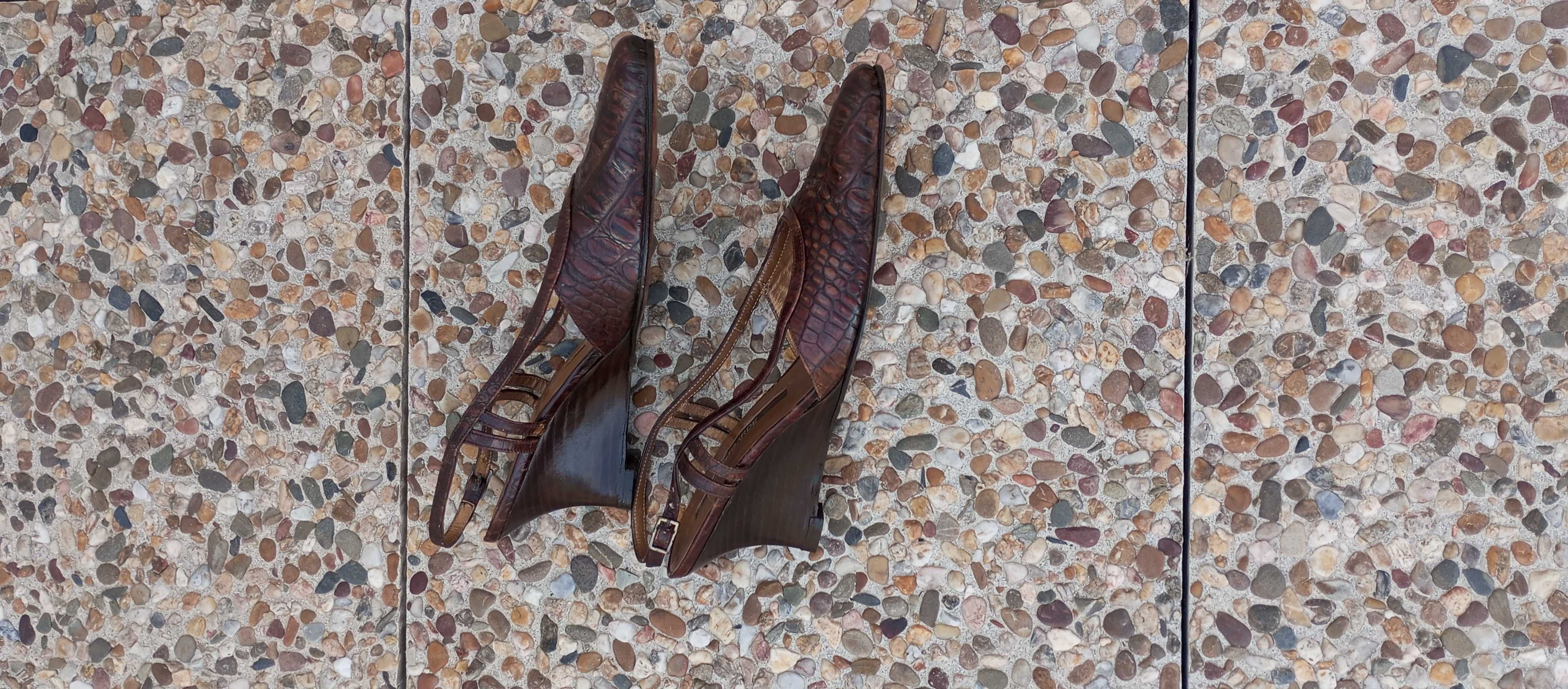 Promoção! Sapato aberto atrás em pele castanha crocodilo com cunha