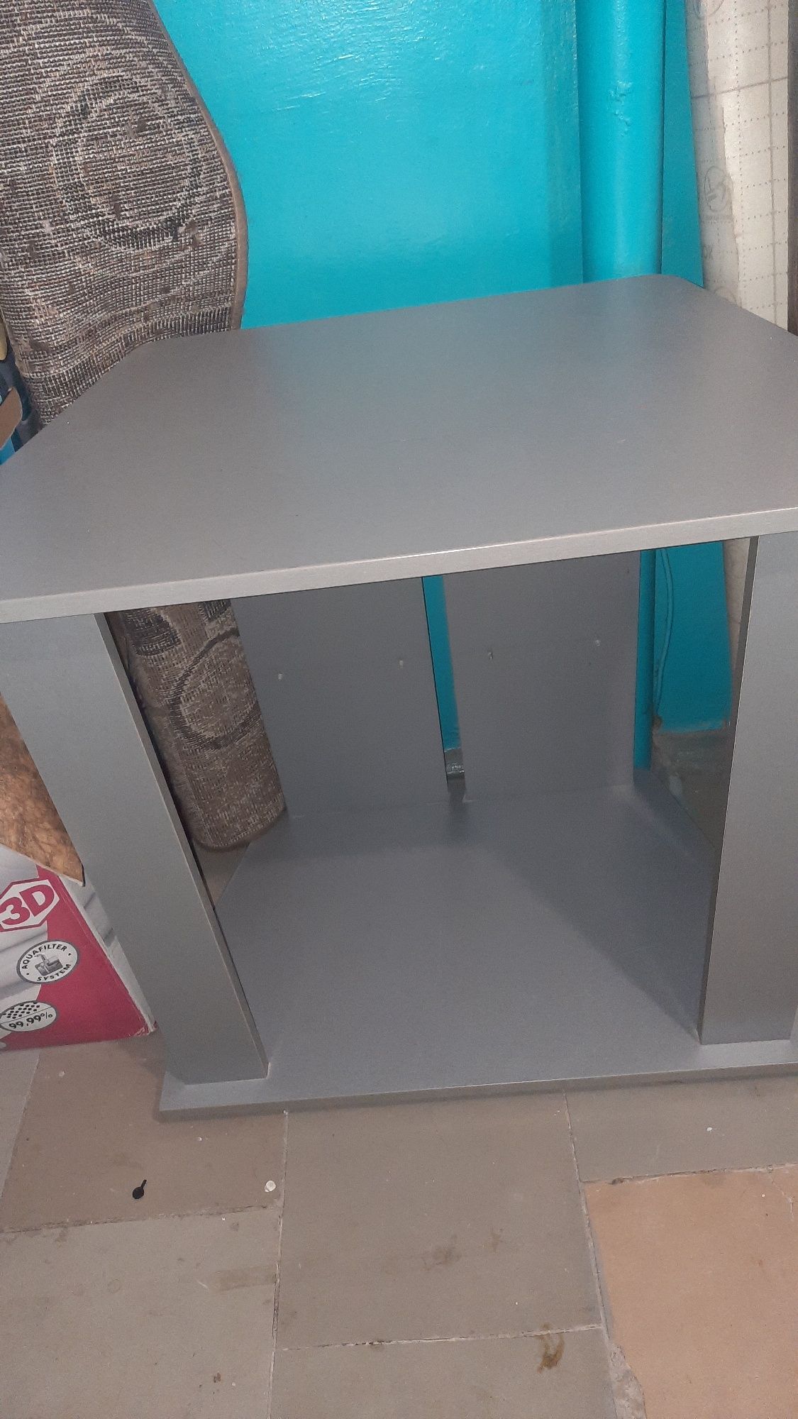 Продам тумбочку,посредине есть полочка из стекла.