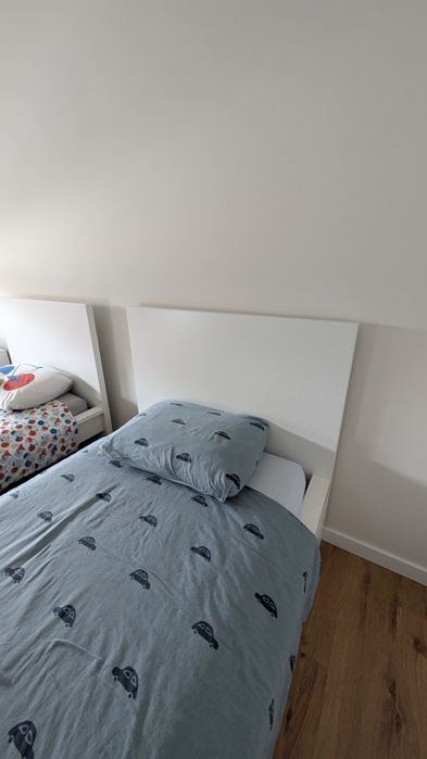 Quarto (duas) crianças.