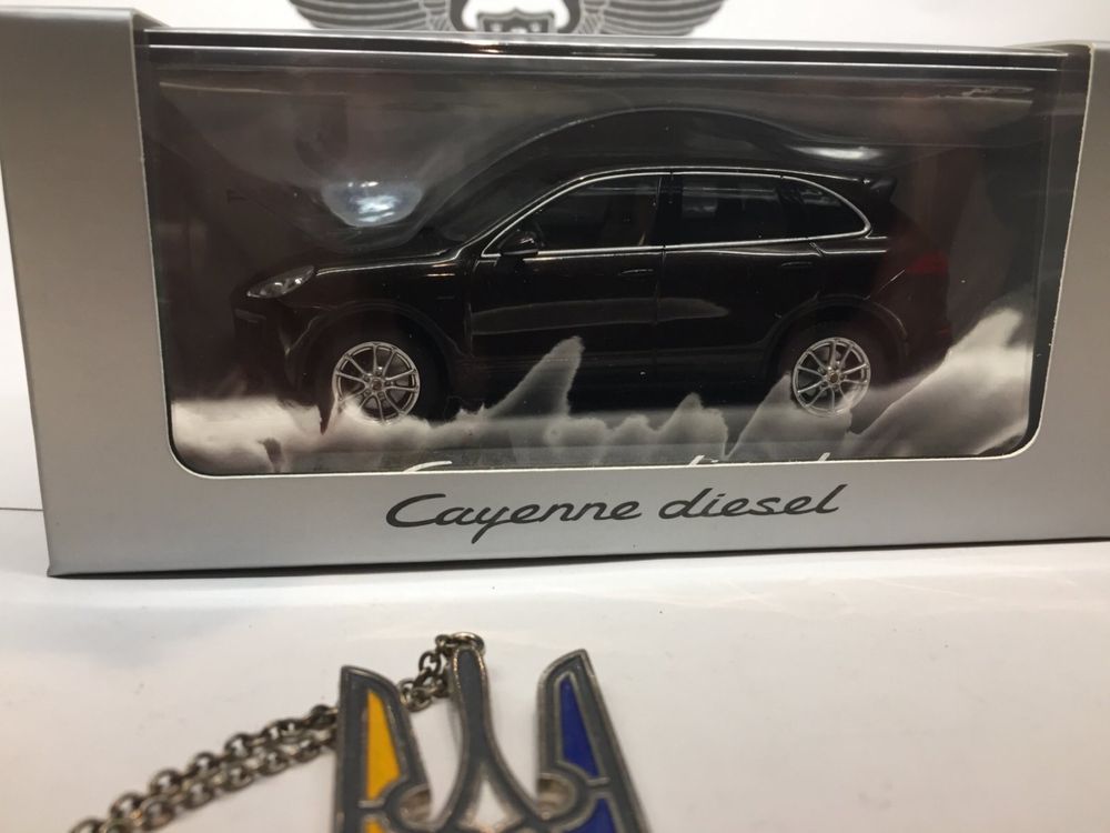 Модель авто Porsche cayenne 1:43 Minichaps